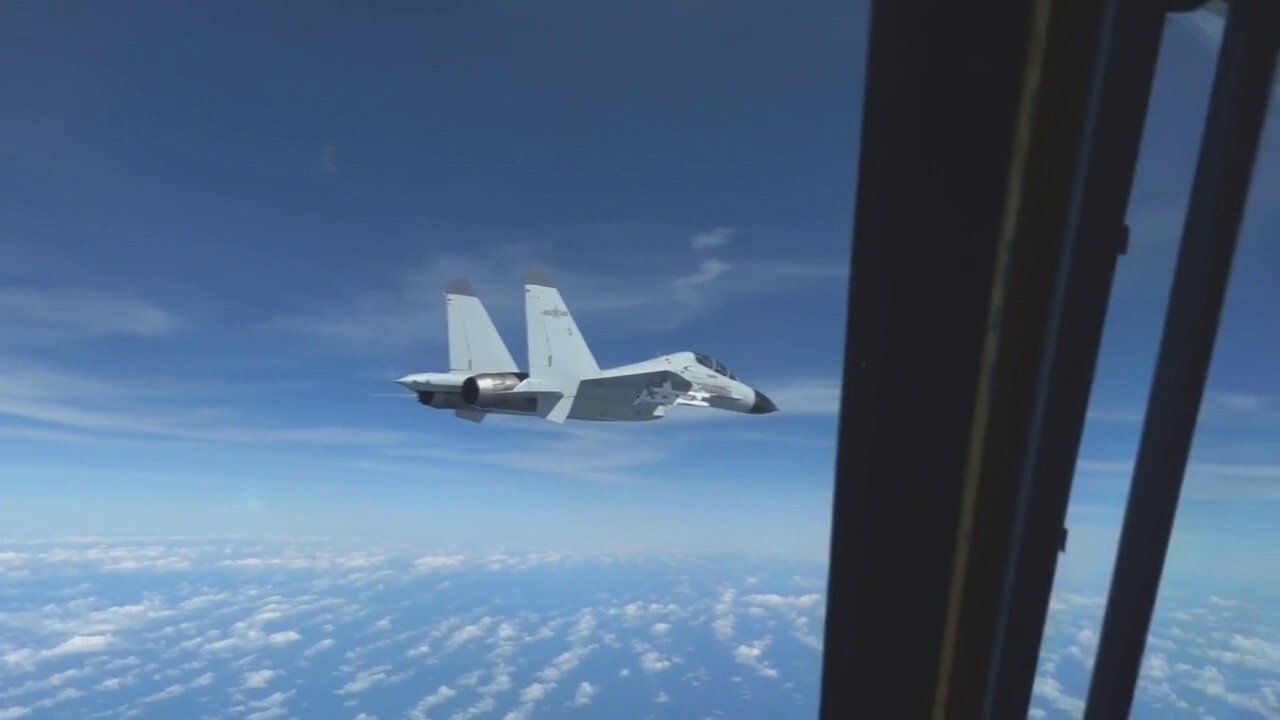 Chinese Pilot flies 10-feet from U.S. Airforce plane