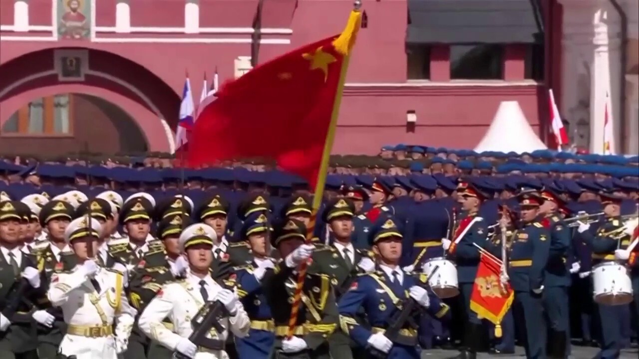 Руският Путин е домакин на Китайския XI на масивния московски военен парад на Червения площад 