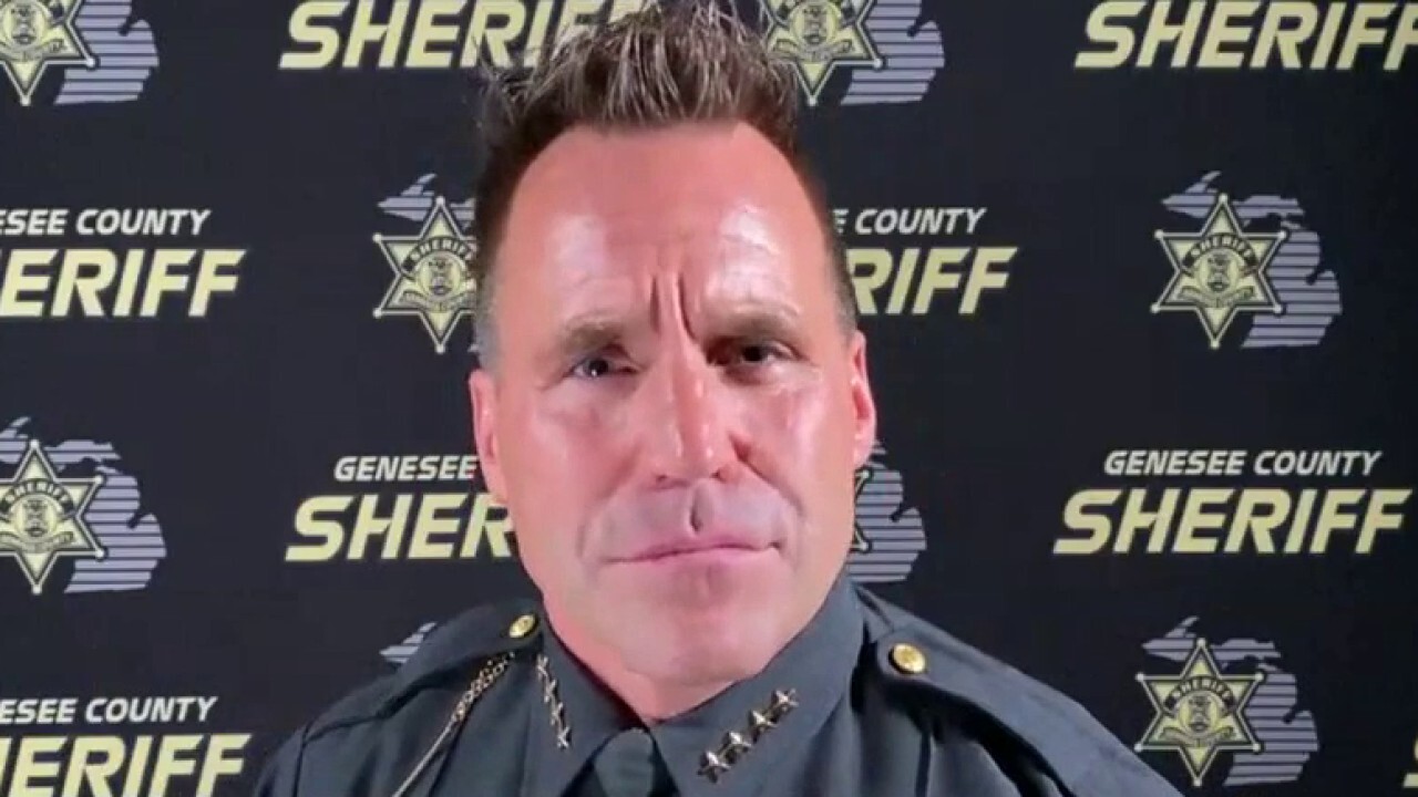 Michigan sheriff delivers message of peace following Chauvin verdict