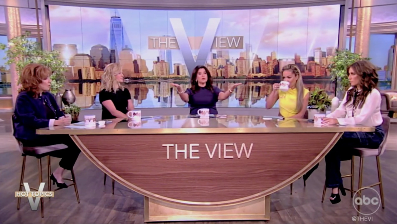 Домакините на `The View` се подиграват на Ники Хейли да се появи в шоуто, защитават коментари за състезанието: `Ще се радвам да разговарям с нея`