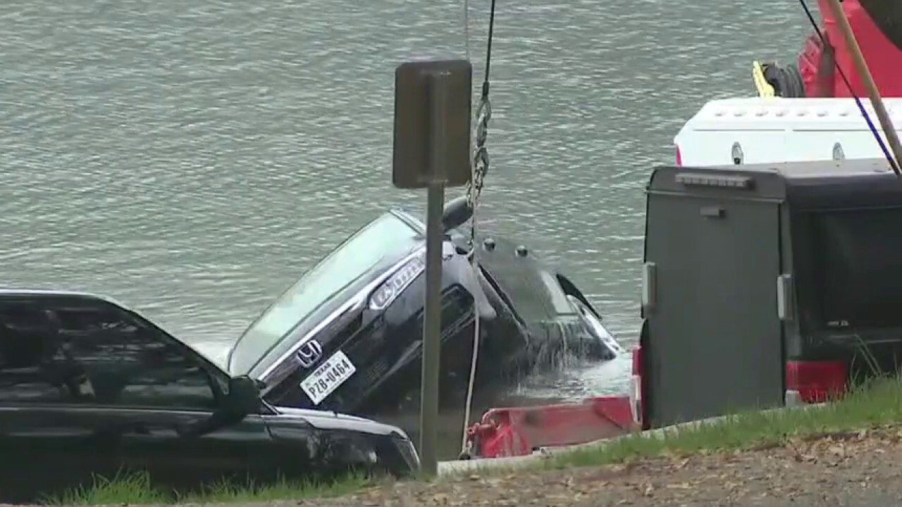 Austin police remove car from local lake in fatal crash