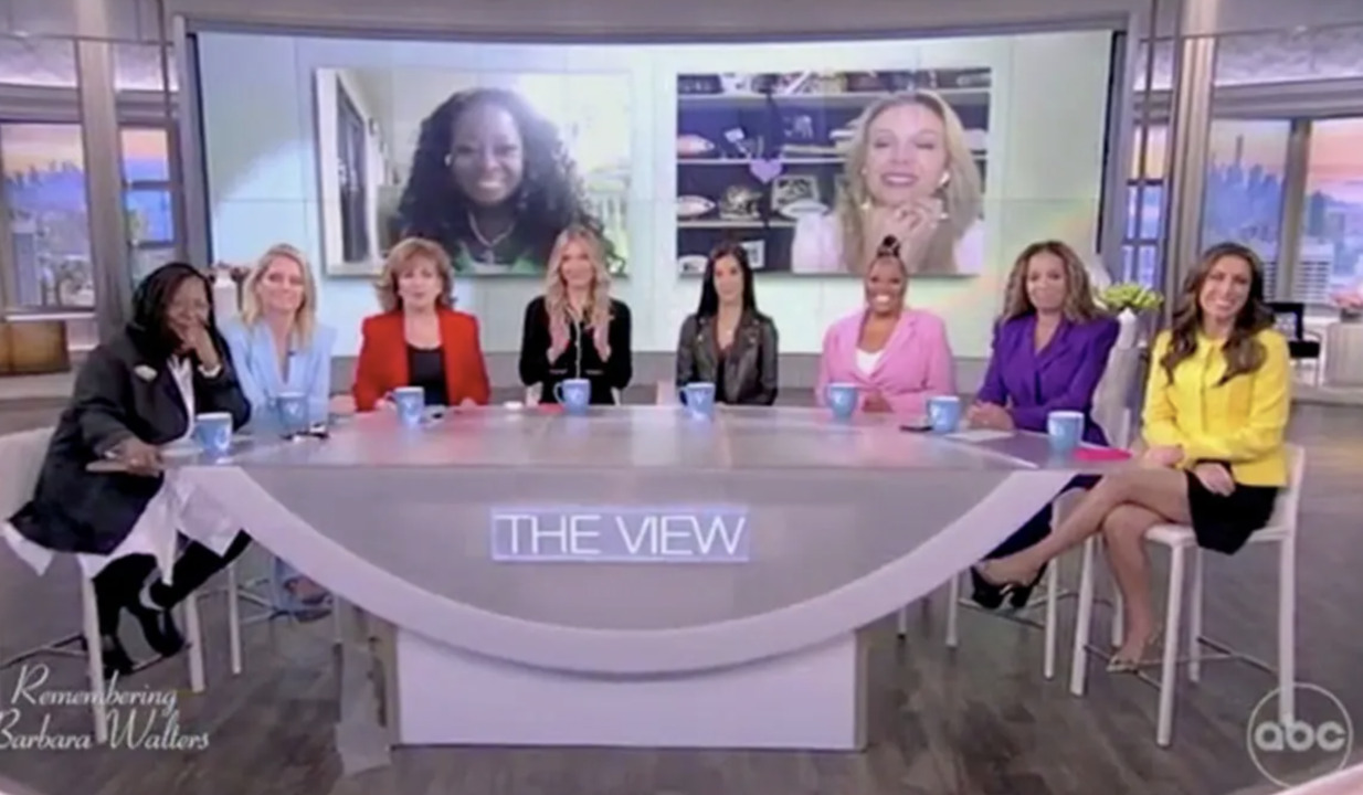 'The View' hosts pay tribute to Barbara Walters