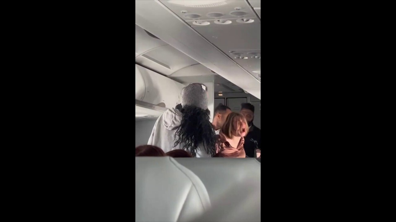 Полет на Frontier Airlines стана хаотичен когато жена започна да