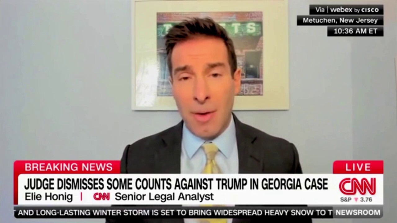 Юридическият експерт на CNN опровергава „неудобните“ „прецаквания“ на Фани Уилис, след като съдията отхвърли шест обвинения срещу Тръмп