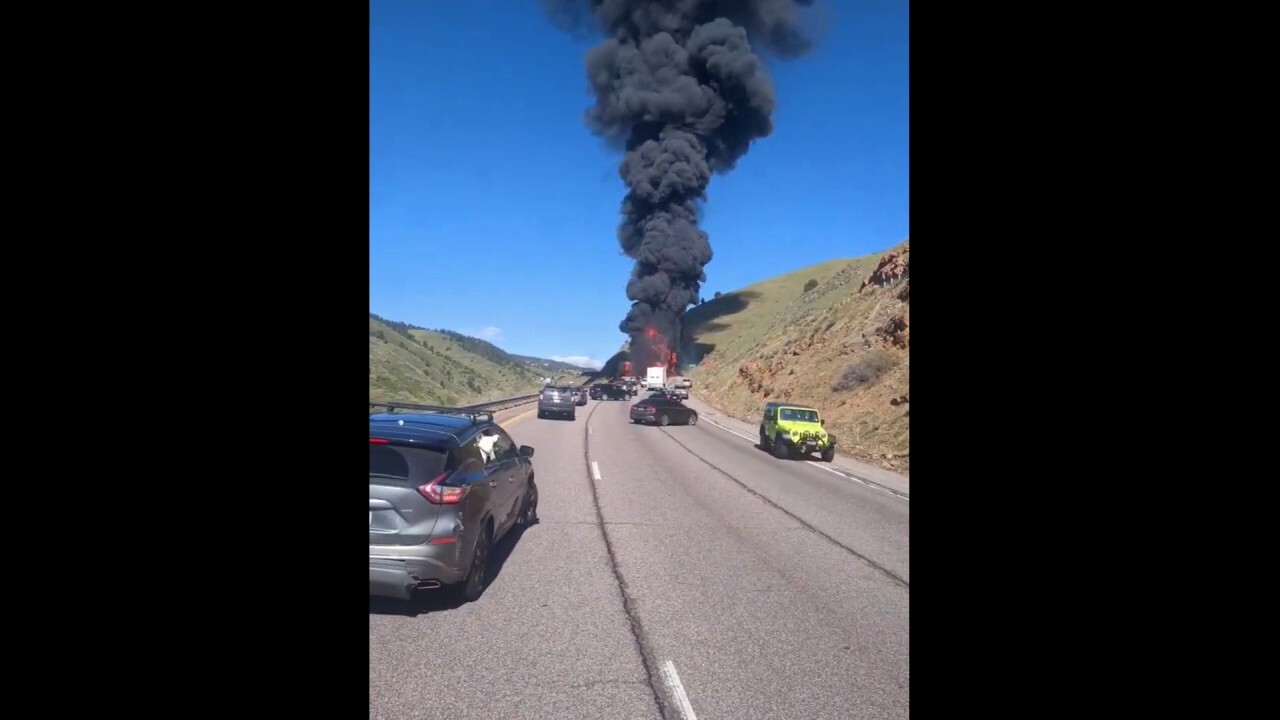 Камион цистерна в Колорадо избухва в пламъци, показва видео, след катастрофа на междущатска магистрала-70, оставила 1 загинал