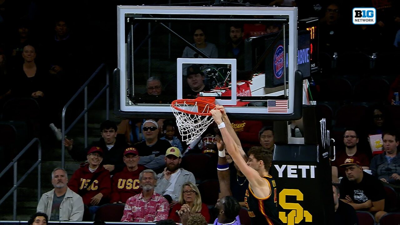 Jordan Marsh sets up Gabe Dynes for STRONG alley-oop, extending USC's lead over Washington 