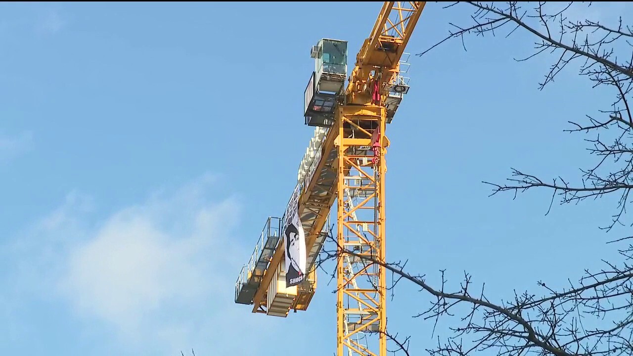 Gun control activist dad protests gun laws on construction tower near White House