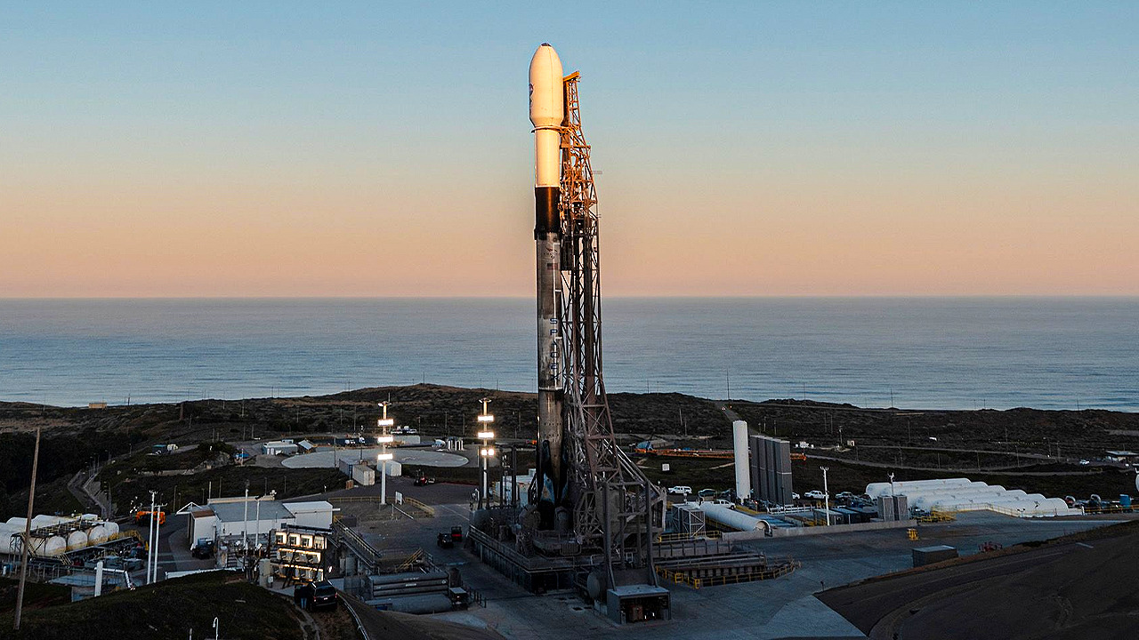  SpaceX launches 27 Starlink satellites connected  Falcon 9 rocket