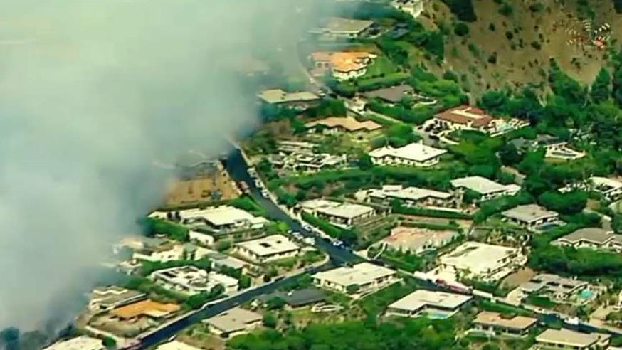 Brush fire burns near celebrity homes in Southern California