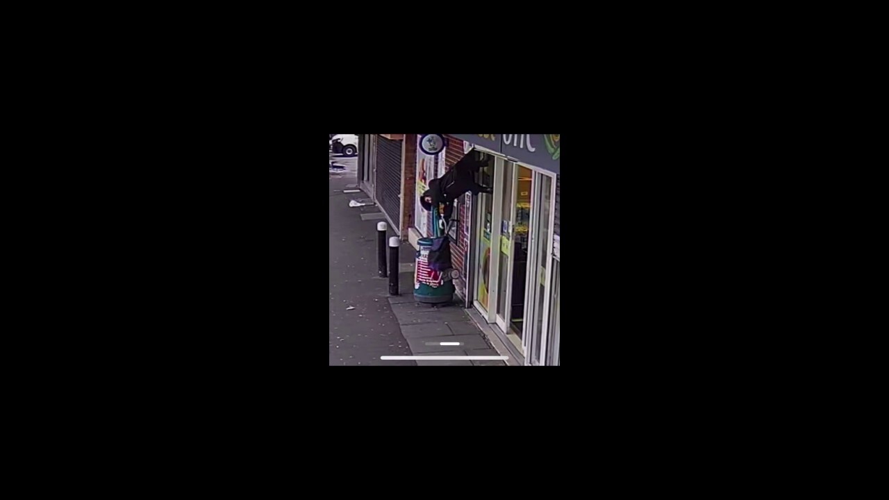 ГЛЕДАЙТЕ: Възрастна жена запазва спокойствие, докато капакът на магазина случайно я повдига от земята