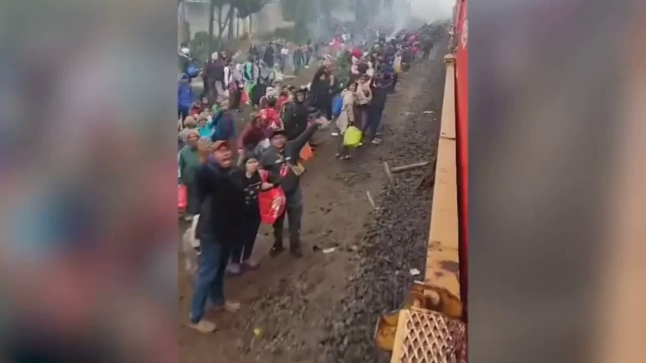 Хиляди мигранти се наредиха по железопътните линии докато товарен влак