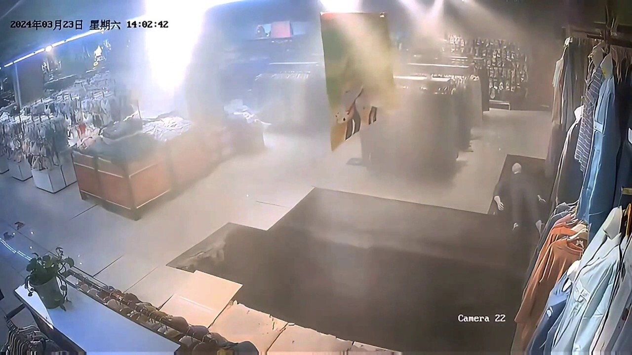 ГЛЕДАЙТЕ: Жена пада през пода, тъй като възможна дупка се отваря под търговския център