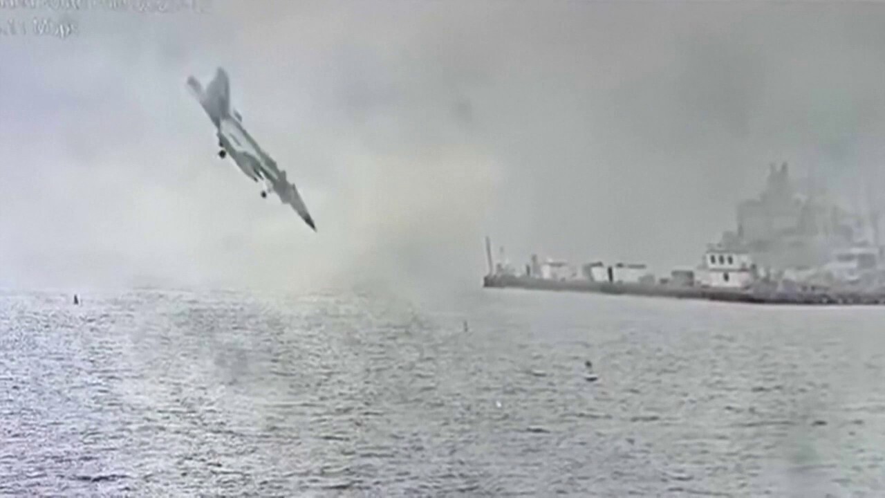 SEE IT: Military fighter jet plummets into San Diego Bay