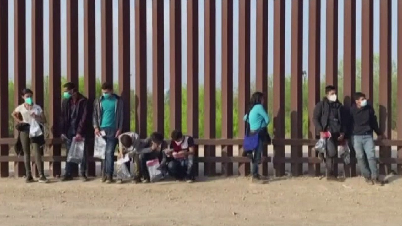 CBP releasing migrants without notices to appear in court | Fox News Video