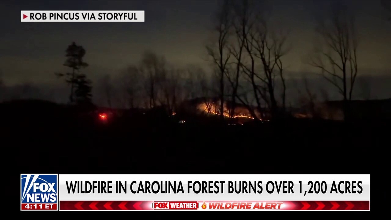 South Carolina wildfire threatens homes, triggers evacuations