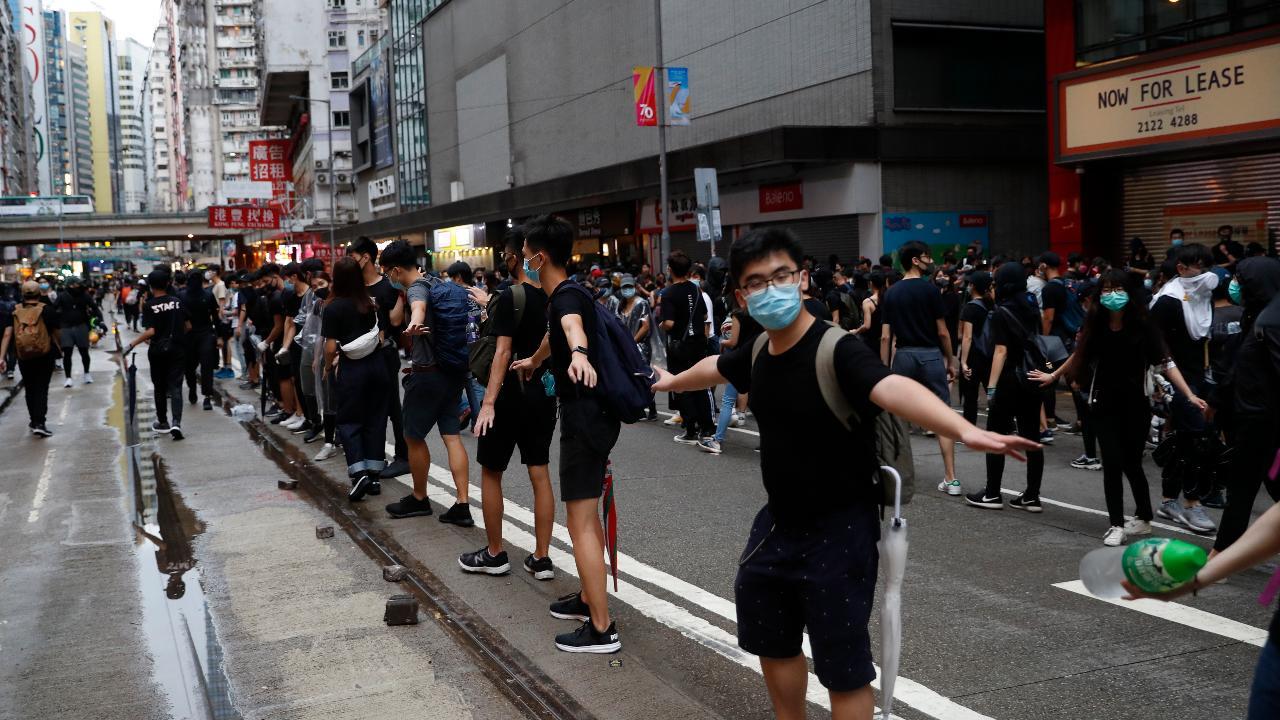 Hong Kong rallies turn violent after thousands defy face mask ban | On ...