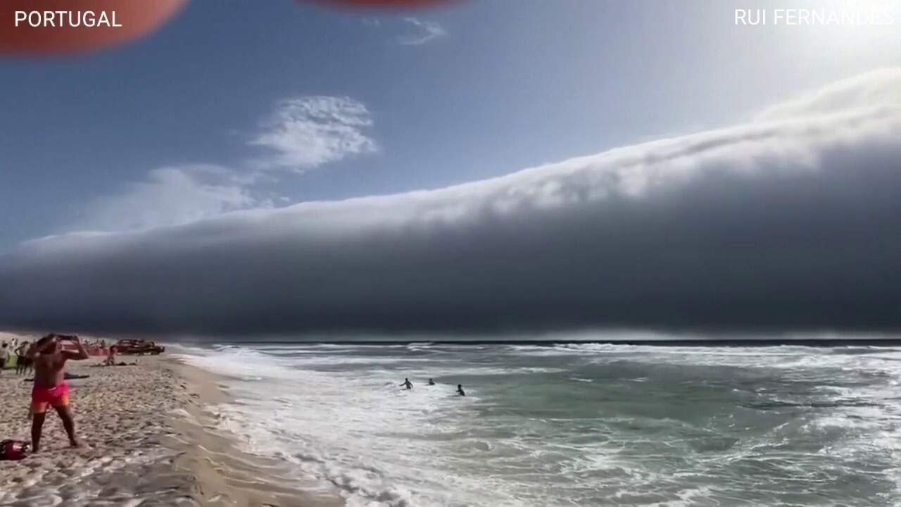 Рядкият `tsunami` Roll Cloud се движи над плажовете в популярното място на дестинация 