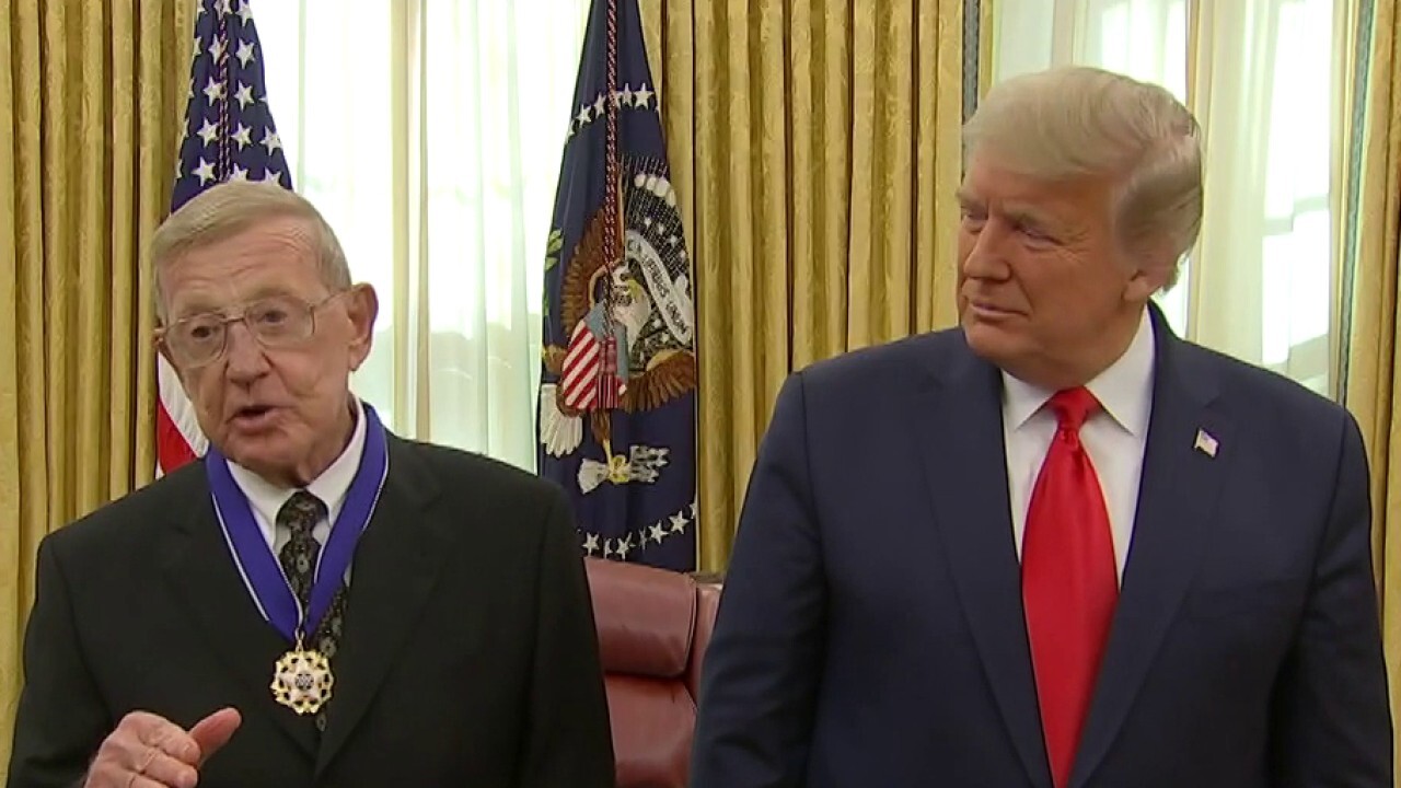 Trump awards legendary coach Lou Holtz Presidential Medal of Freedom