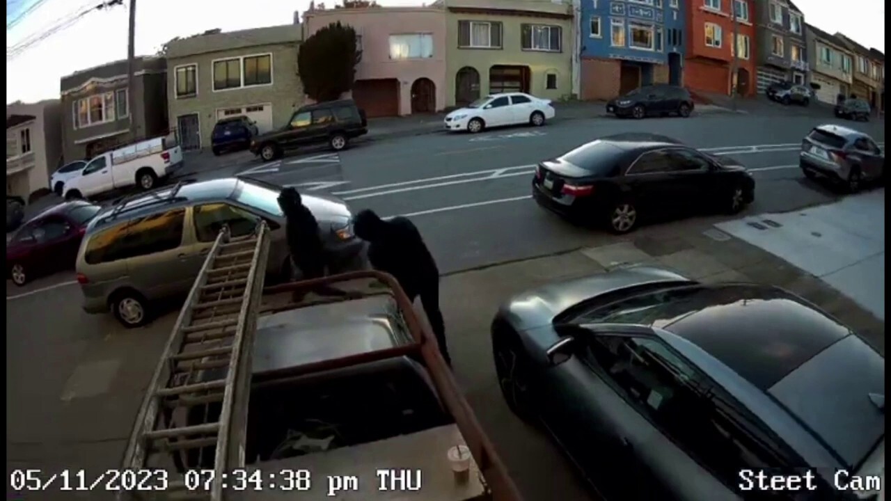 San Francisco suspects rob 61-year-old man at gunpoint: video