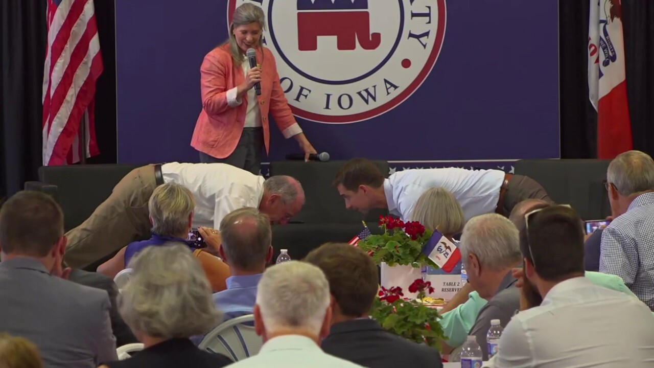Chuck Grassley does 22 pushups with Tom Cotton at Iowa event