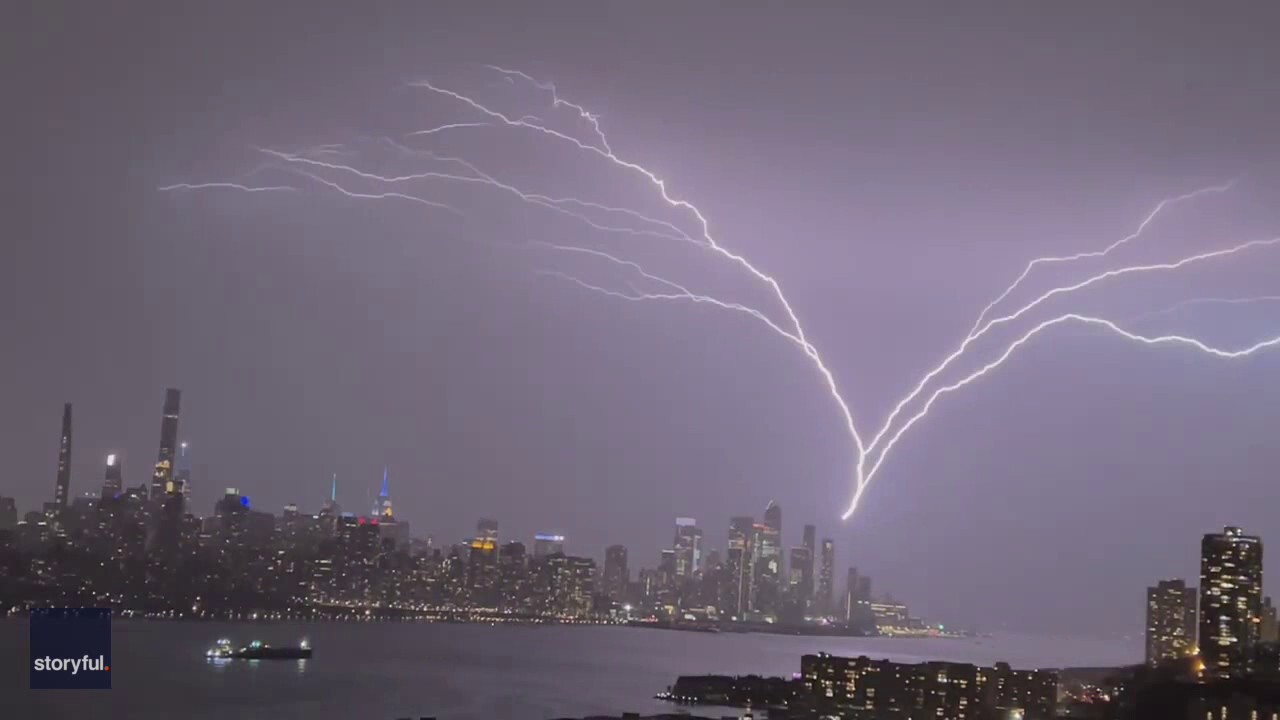 Upward lightning illuminates Manhattan skyline in stunning sight | Fox ...