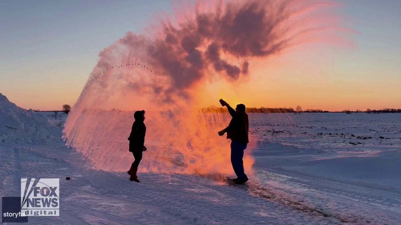 Water freezes midair as Minnesota couple tests the cold temperatures