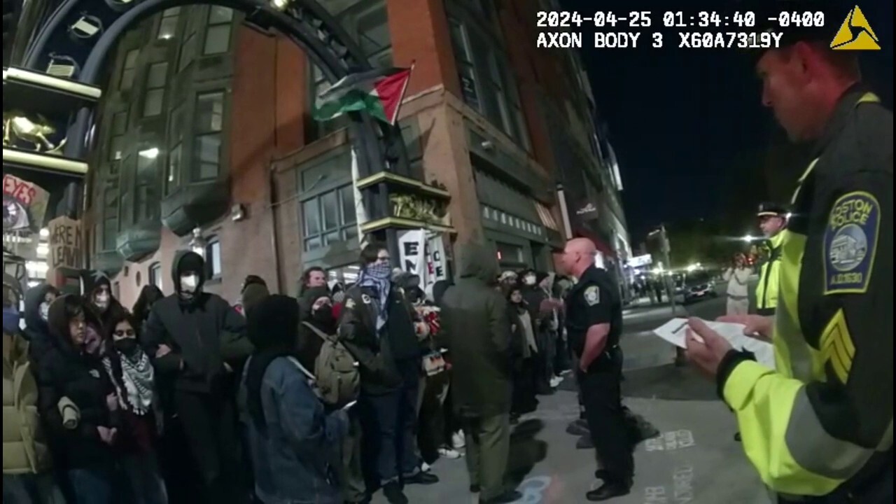 ГЛЕДАЙТЕ: Бостънски полицейски служител се опитва да вразуми анти-израелски настроени студенти, прекъсван от скандирания