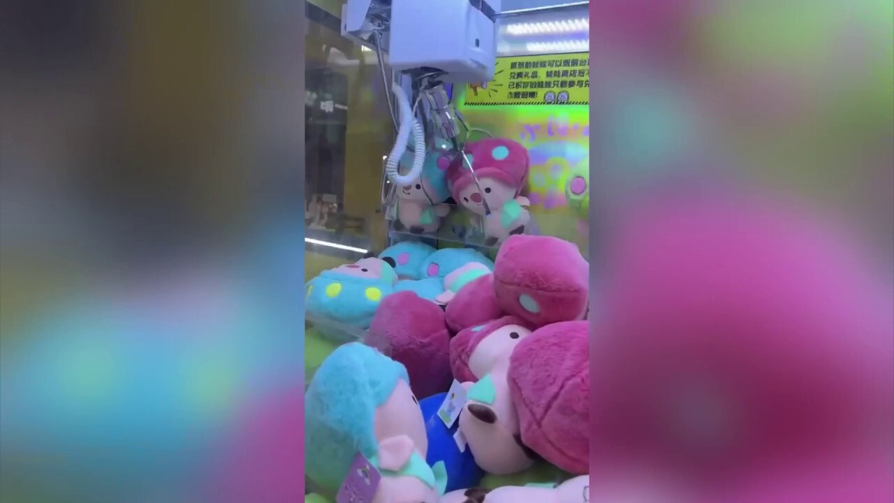 Arcade player shows off wild claw grabber game skill in China