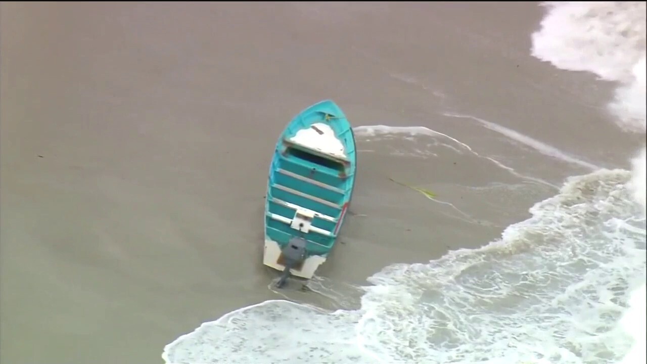 Boat carrying migrants capsizes in La Jolla, California