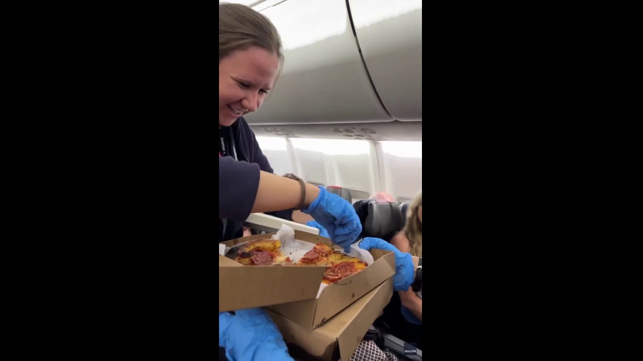 Flight passenger orders pizza for entire plane amid 4-hour delay