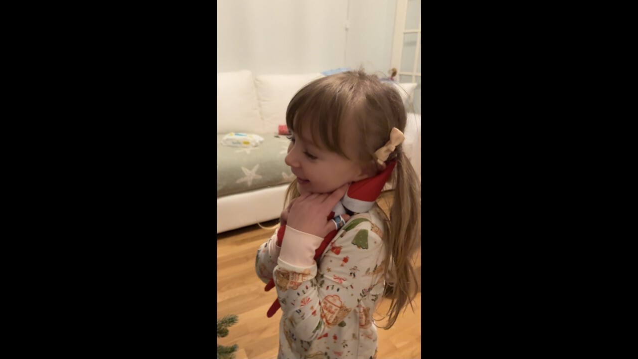 Когато 4 годишната Лили Кристиана срещна своя елф Крекълс за първи път
