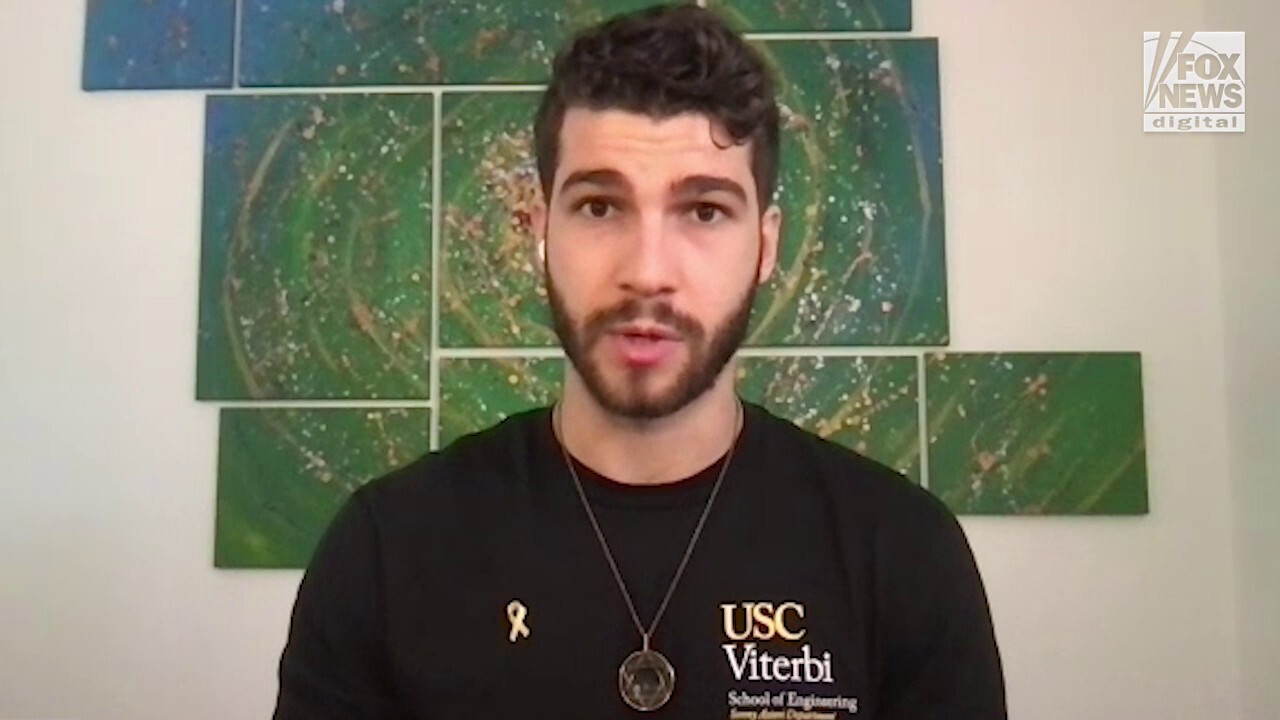 Еврейски студент се противопоставя на анти-израелските радикали, които го „дебнеха“ в кампуса на Калифорния: Няма да бъде „заглушен“