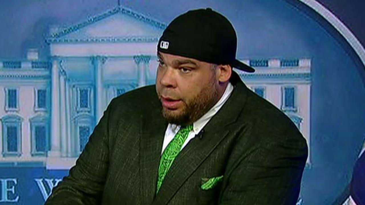 Tyrus demonstrates how to handle White House press briefing