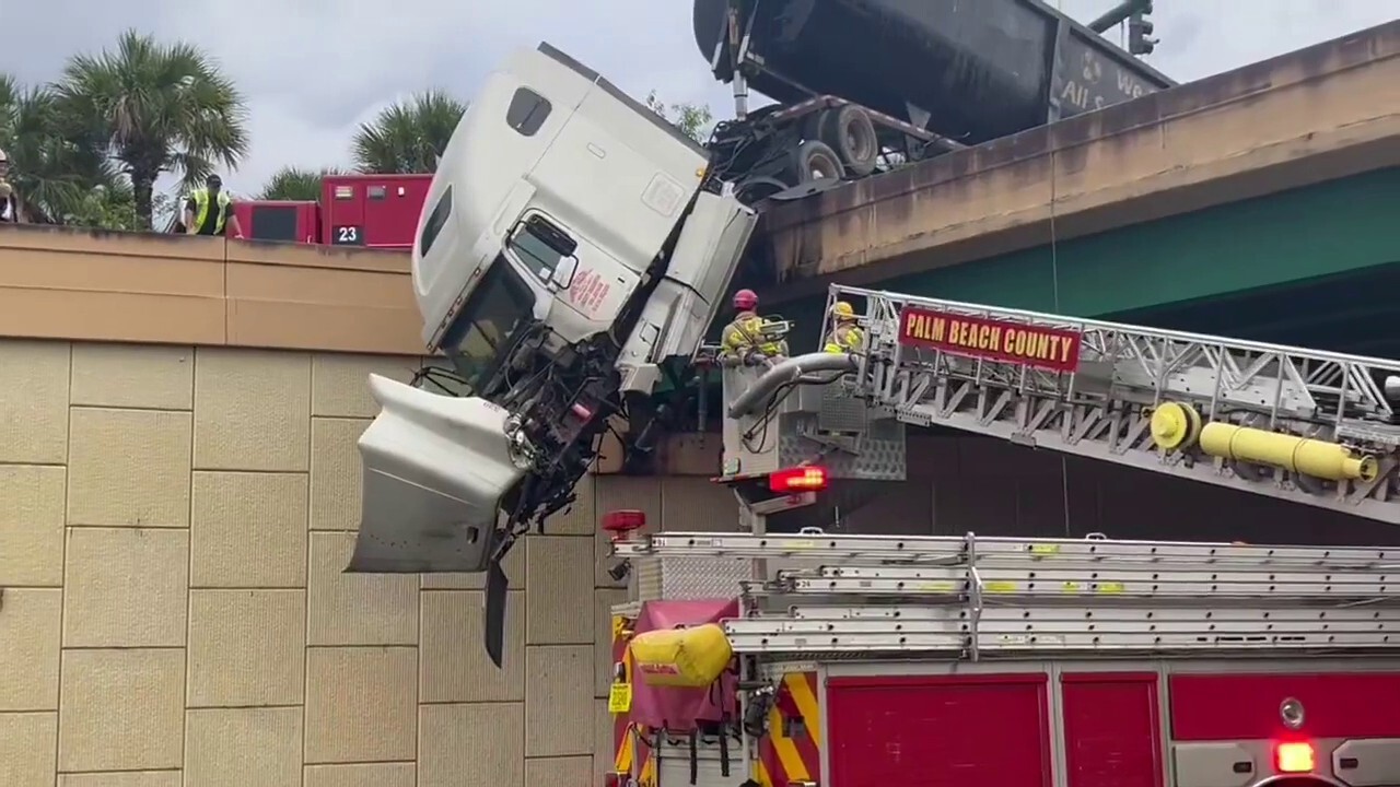 Видео показва невероятно спасяване на шофьор, заклещен в полукамион, висящ от моста