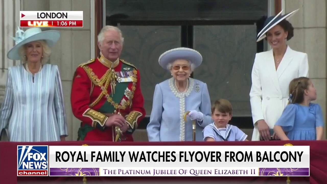 Royal family watches flyover from balcony of Buckingham Palace
