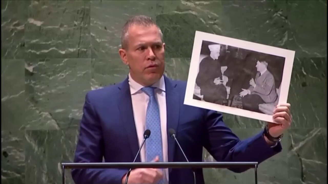 Посланикът на Израел в ООН, по време на среща за палестинската държавност, вдигна снимка на Хитлер с главния мюфтия