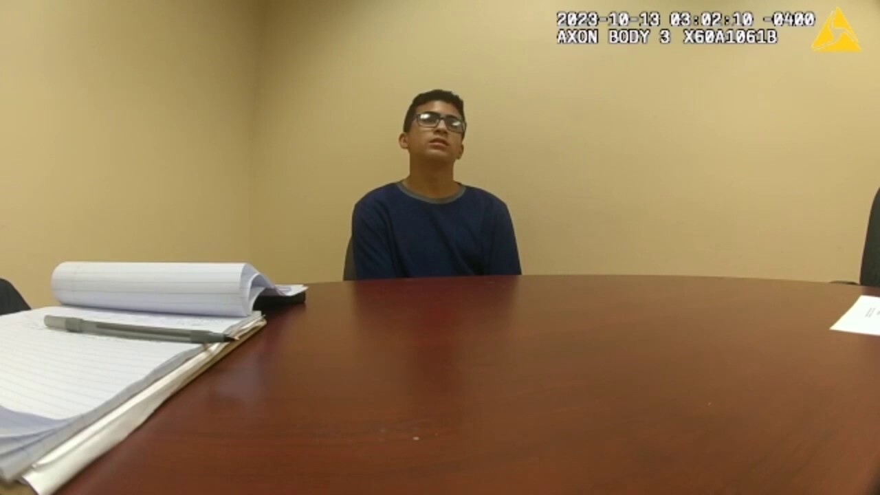 Ученик от Флорида, който се призна за невинен в убийството на майка си, спокойно призна за деянието в полицейско видео