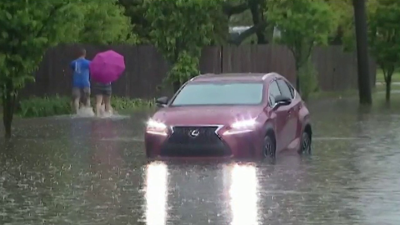 Heavy rains turn streets into rivers in Chicago