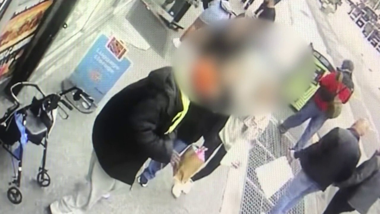 Видео показва как мъж от Ню Йорк намушква произволна жена близо до Таймс Скуеър