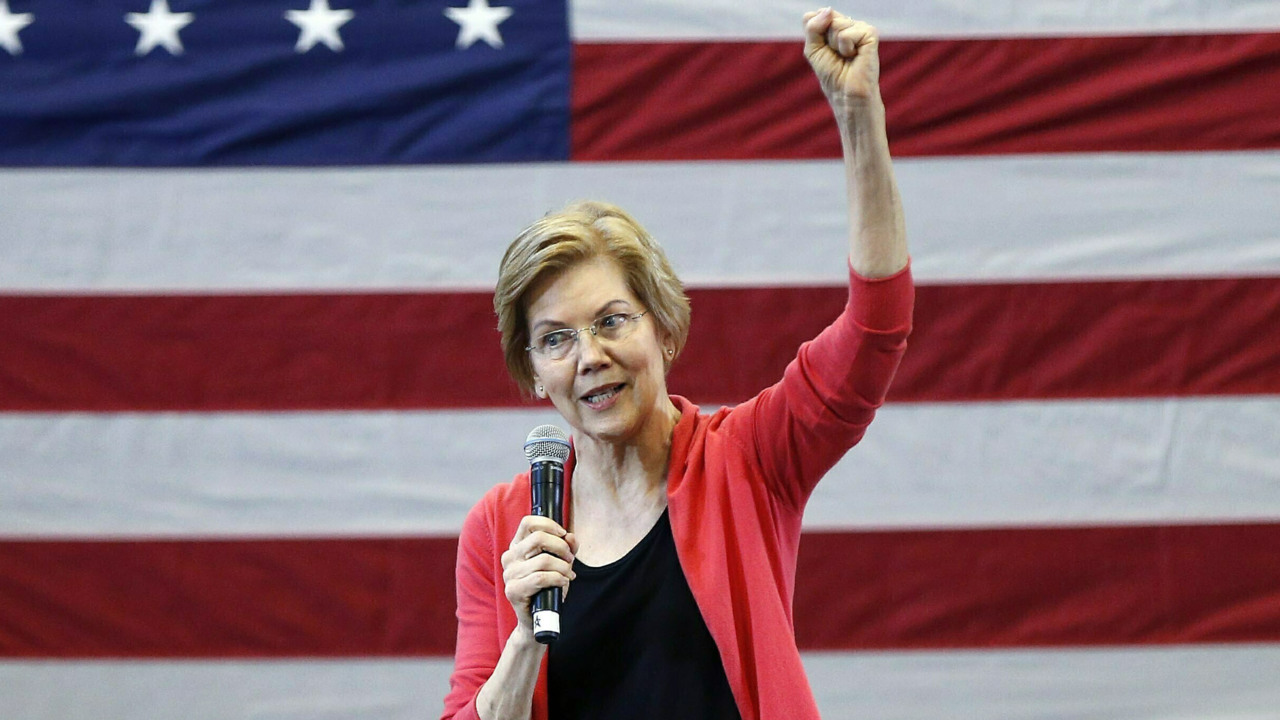 Elizabeth Warren deboards private plane in Iowa