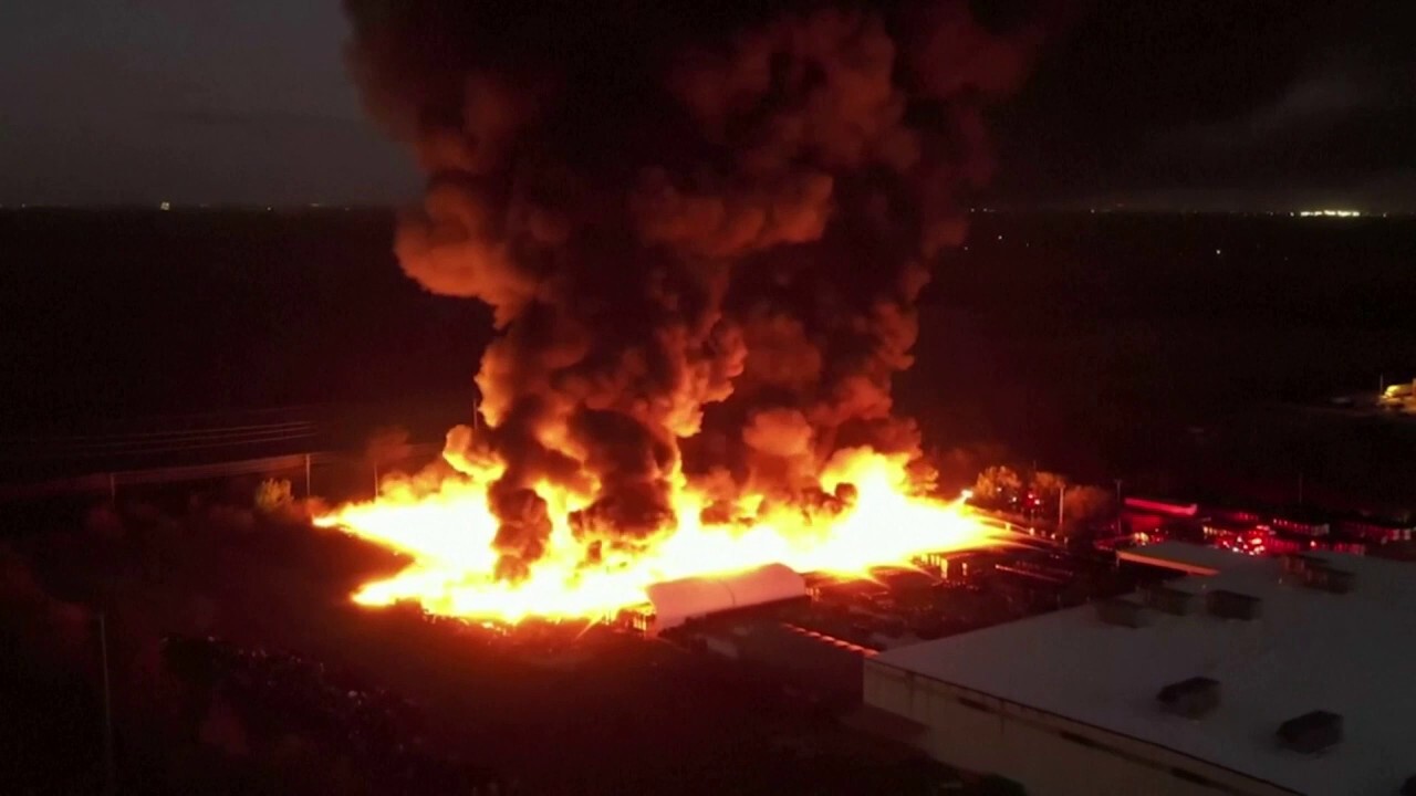 Five acre fire rages in Kissimmee, Florida