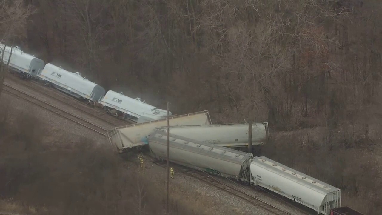 train-derails-outside-detroit-michigan-with-one-car-carrying