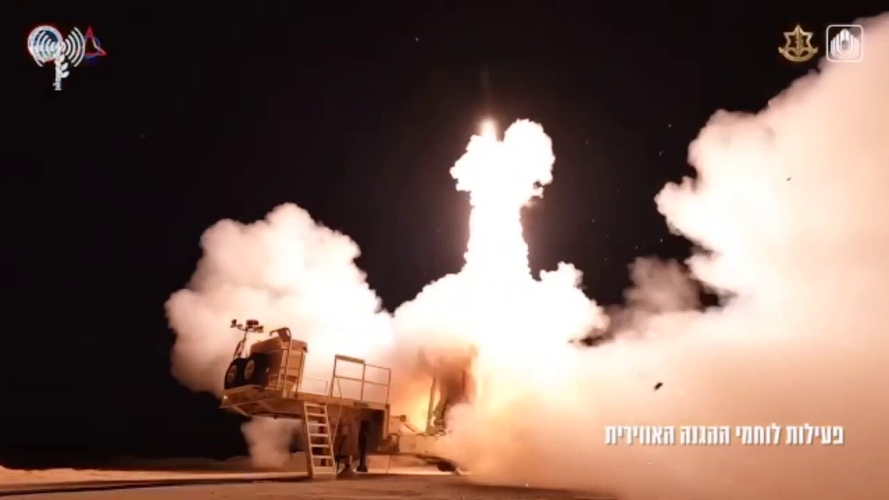 Докато Иран изстреля голяма вълна от атакуващи дронове и ракети