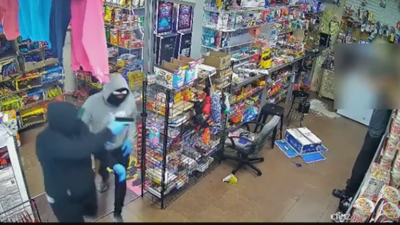 Philadelphia suspects bust down grocery store door with ax, hold worker at gunpoint during robbery: video