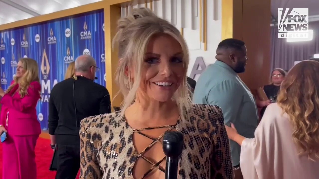 Lindsay Ell reveals her favorite holiday tradition