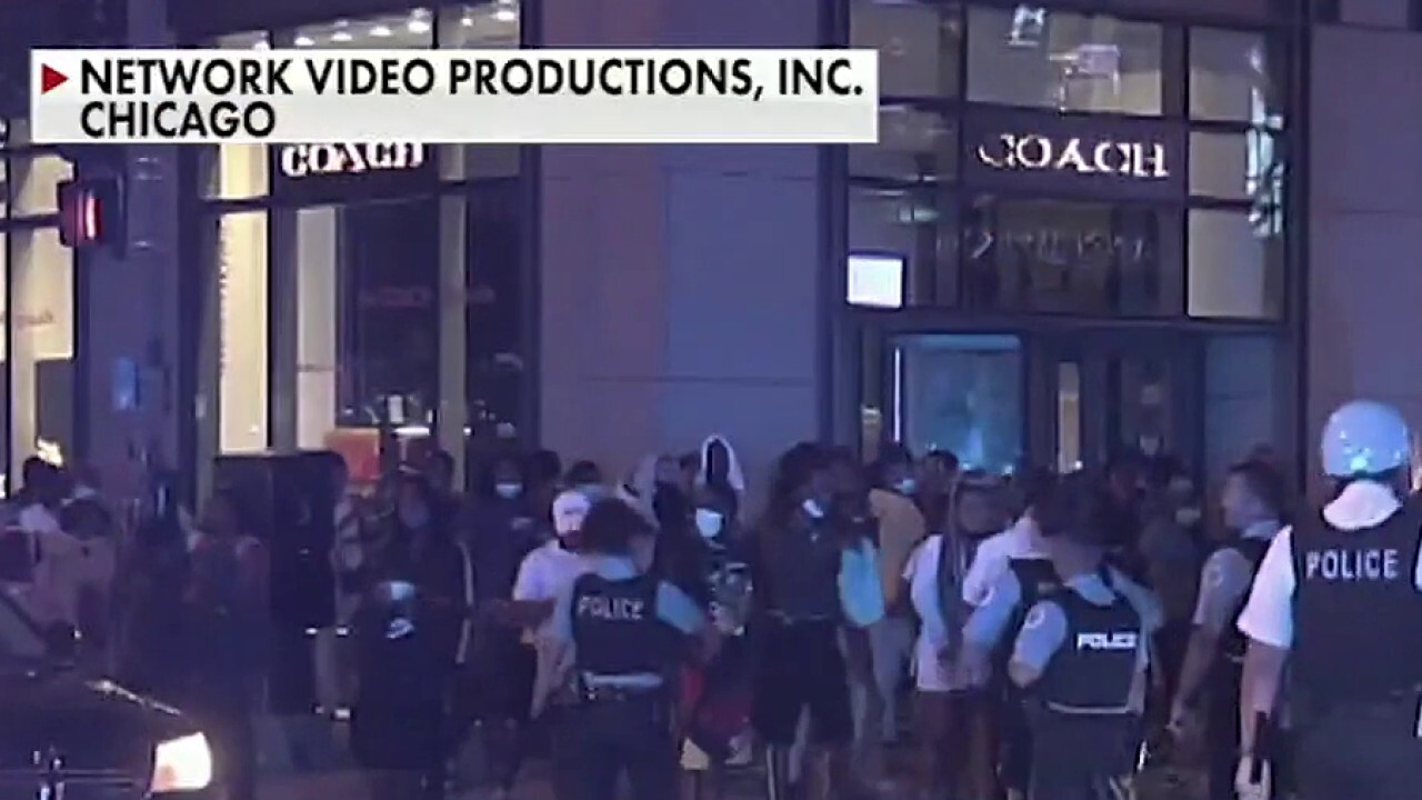 Widespread looting in Chicago caught on video after police-involved shooting | Fox News