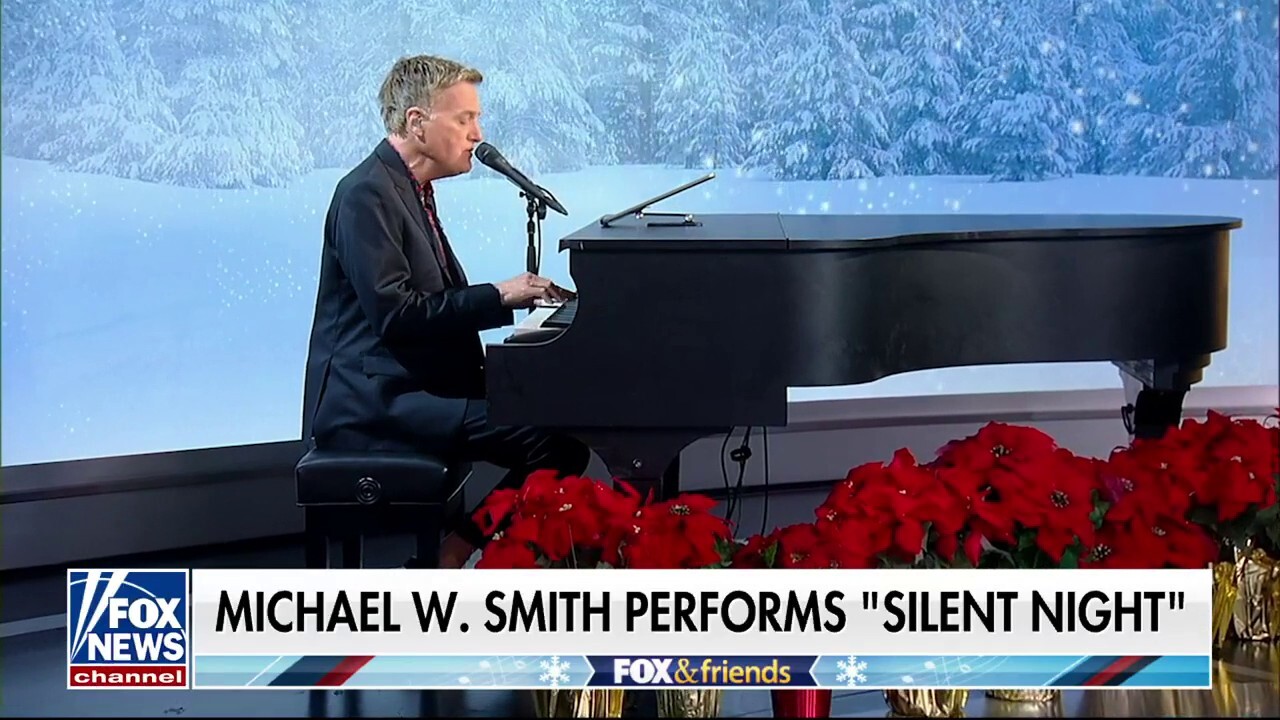 Michael W. Smith performs ‘Silent Night’