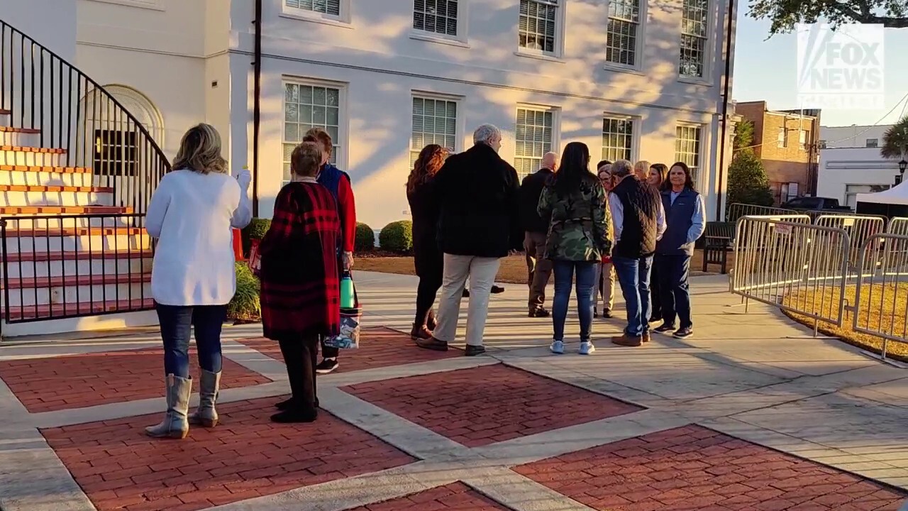 People lined up outside Colleton County Courthouse