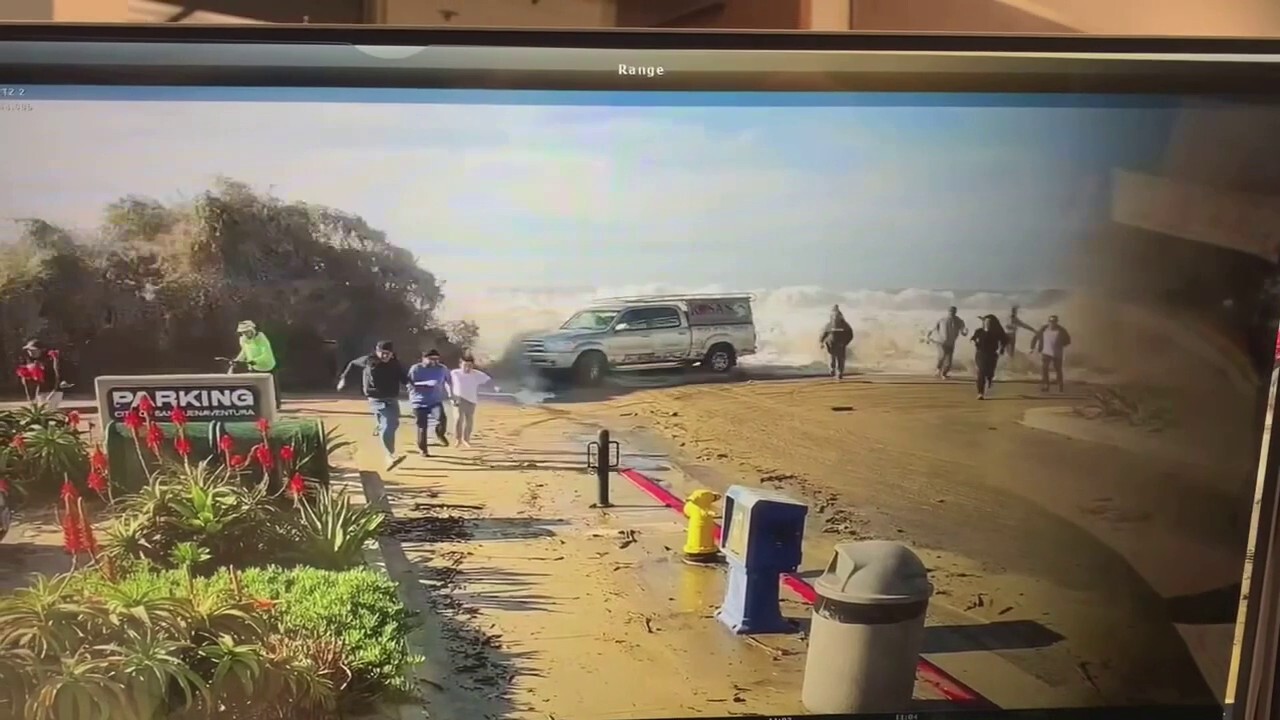 Видео в дива Калифорния показва плажуващи, бягащи от измамна вълна