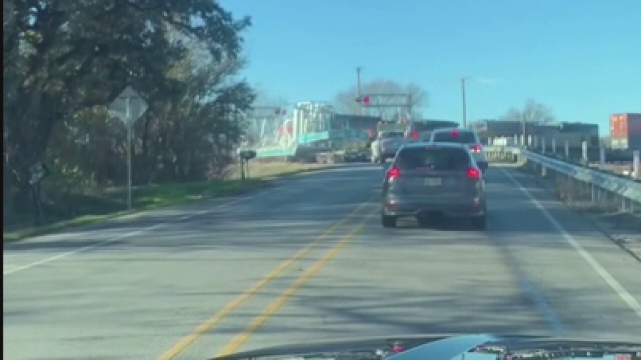 Влак дерайлира в Тексас, след като се разби в ремарке на полукамион, видео показва